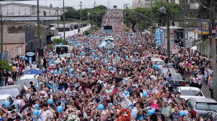 Mais de 100 mil pessoas participam da procissão em honra a Nossa Senhora do Rocio